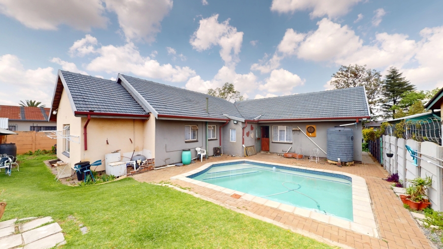 6 Bedroom Property for Sale in Comet Gauteng