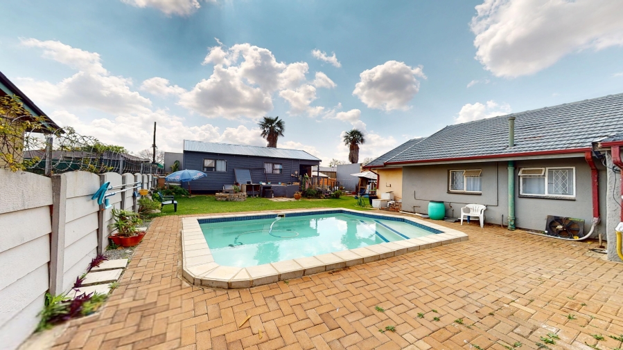 6 Bedroom Property for Sale in Comet Gauteng
