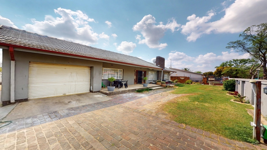 6 Bedroom Property for Sale in Comet Gauteng
