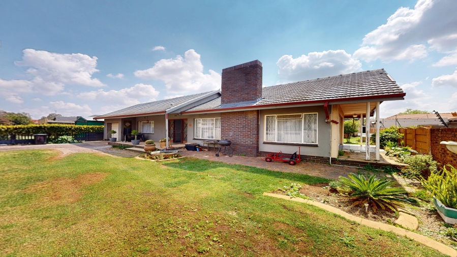 6 Bedroom Property for Sale in Comet Gauteng