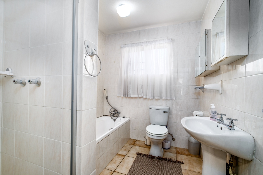 4 Bedroom Property for Sale in Bromhof Gauteng