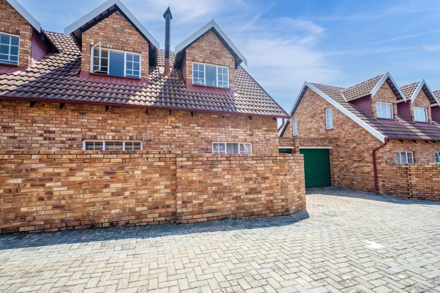 4 Bedroom Property for Sale in Bromhof Gauteng