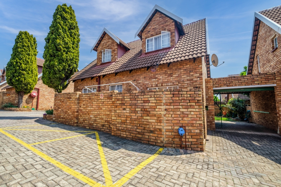 4 Bedroom Property for Sale in Bromhof Gauteng