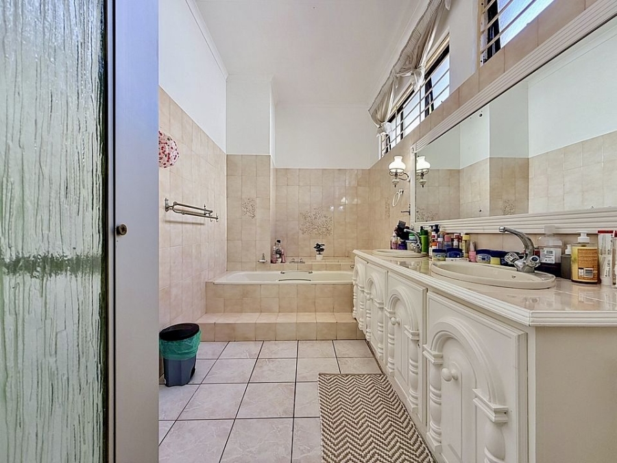 5 Bedroom Property for Sale in Waterkloof Park Gauteng