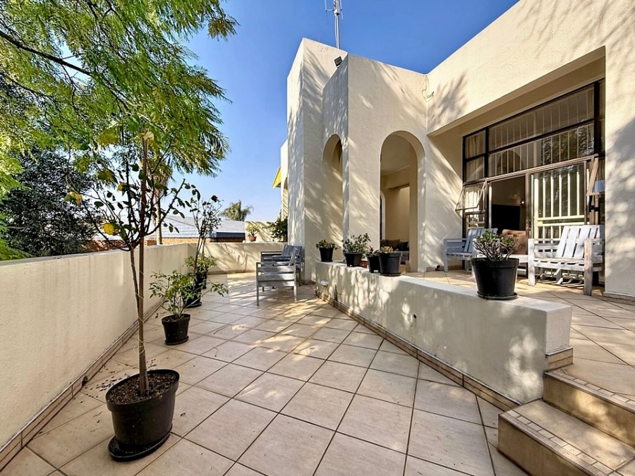 5 Bedroom Property for Sale in Waterkloof Park Gauteng