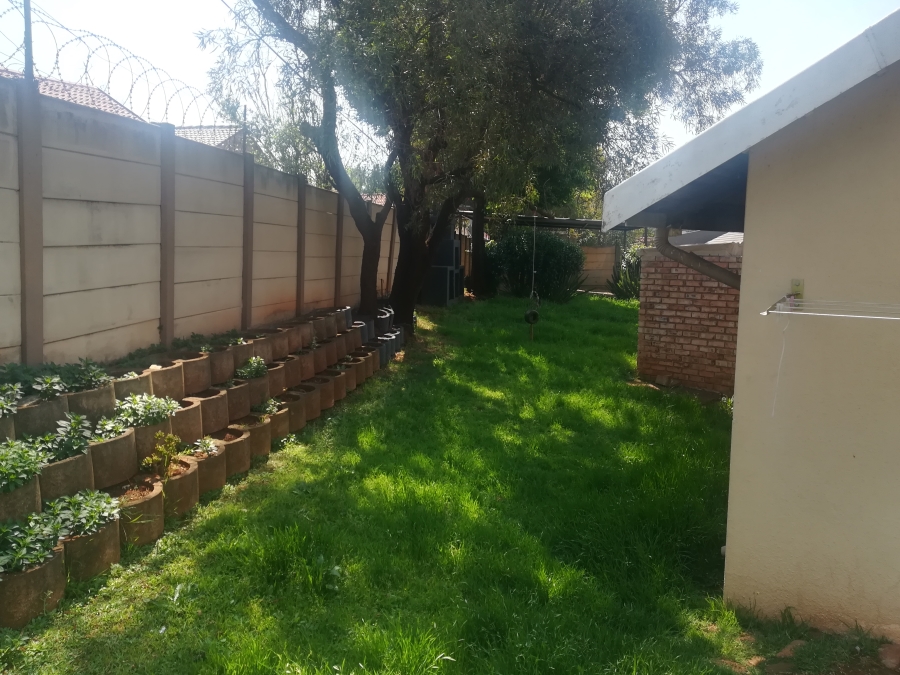 To Let 3 Bedroom Property for Rent in Lindhaven Gauteng