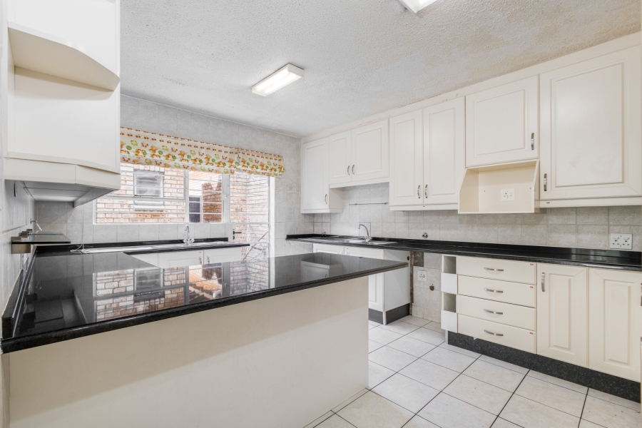 5 Bedroom Property for Sale in Victory Park Gauteng