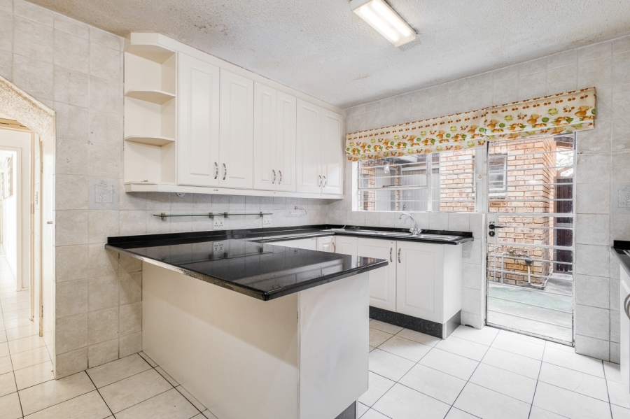 5 Bedroom Property for Sale in Victory Park Gauteng