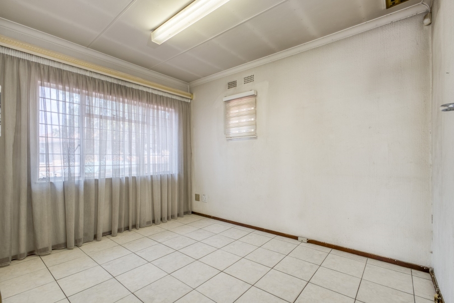 5 Bedroom Property for Sale in Victory Park Gauteng