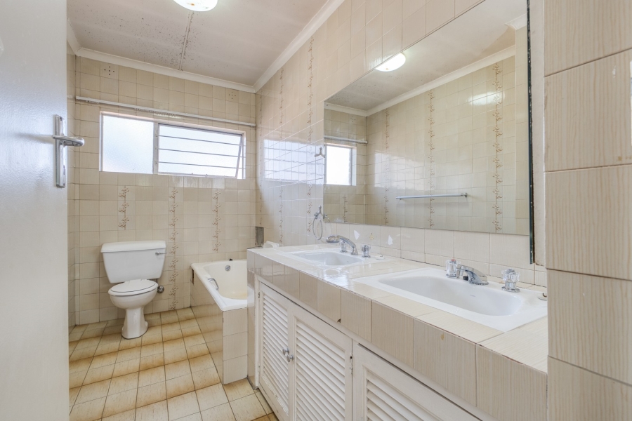 5 Bedroom Property for Sale in Victory Park Gauteng