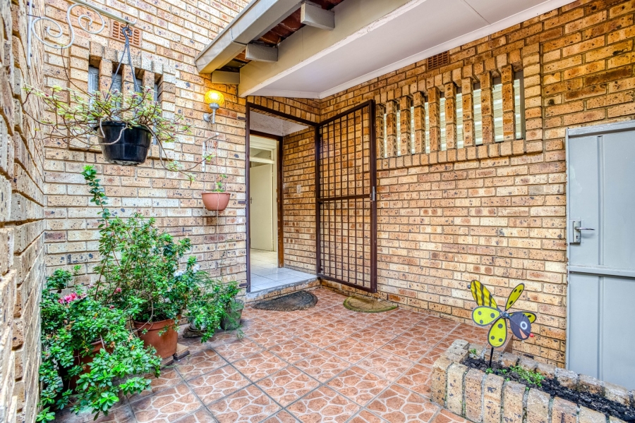 5 Bedroom Property for Sale in Victory Park Gauteng