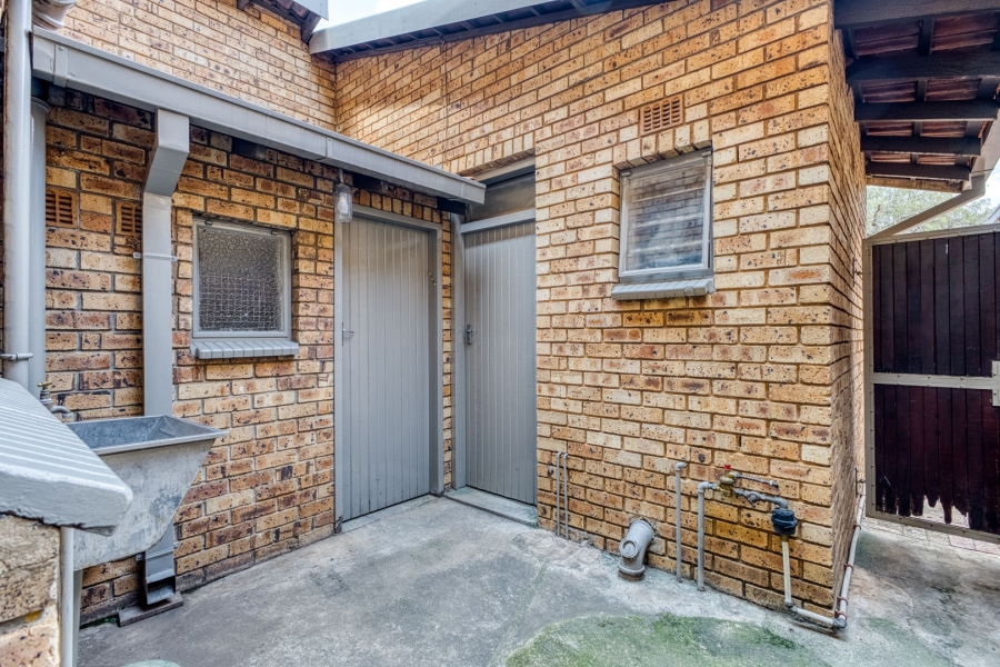 5 Bedroom Property for Sale in Victory Park Gauteng