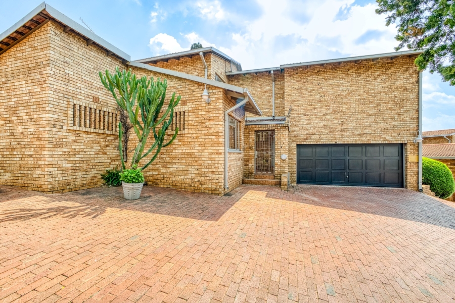 5 Bedroom Property for Sale in Victory Park Gauteng