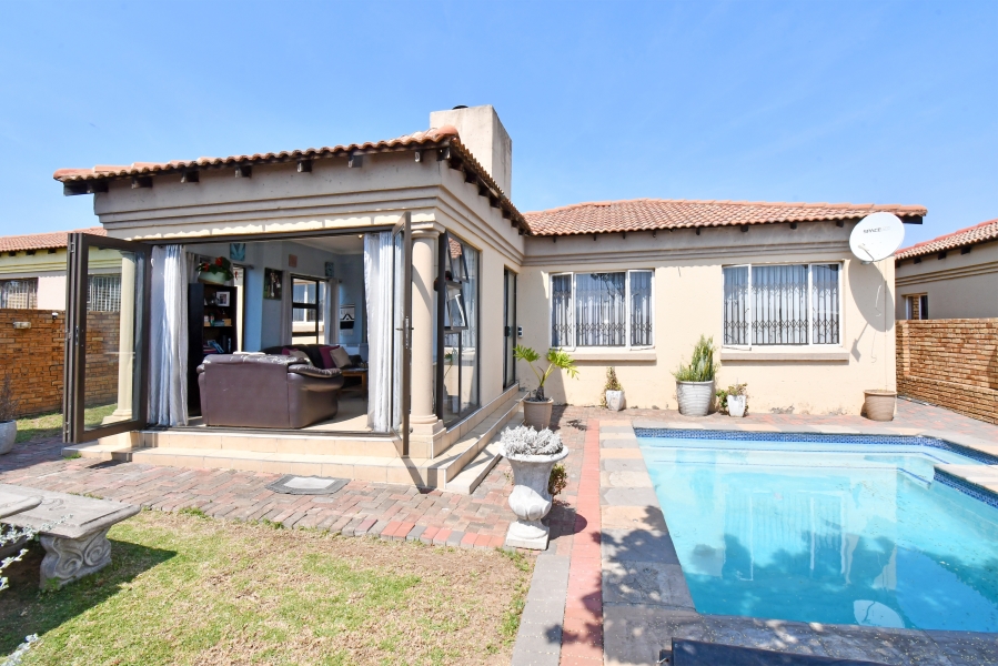3 Bedroom Property for Sale in Noordwyk Gauteng