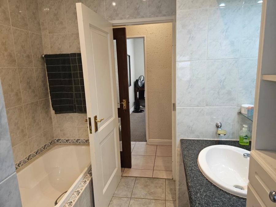 To Let 3 Bedroom Property for Rent in Fairland Gauteng