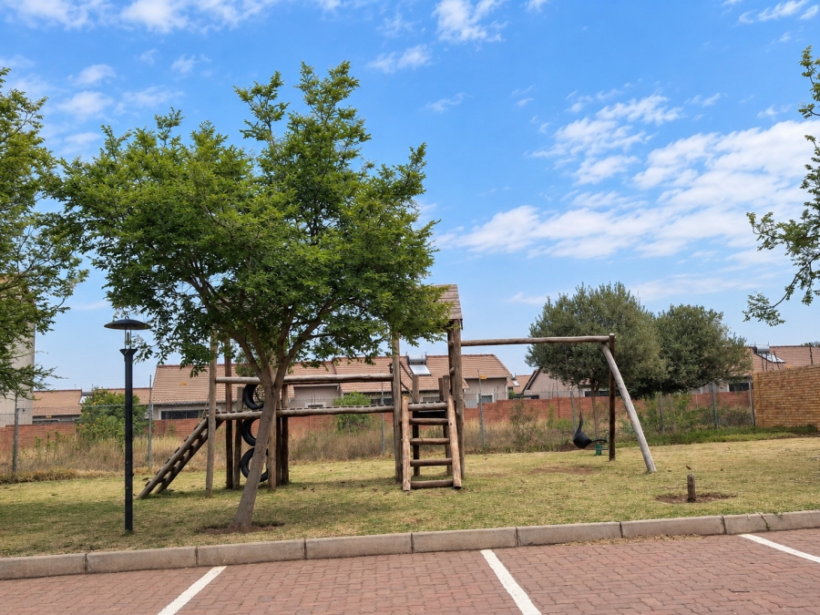 2 Bedroom Property for Sale in Monavoni Gauteng