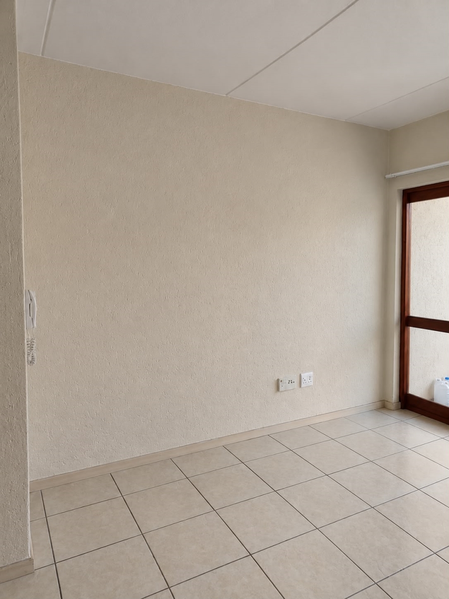 To Let 1 Bedroom Property for Rent in Douglasdale Gauteng