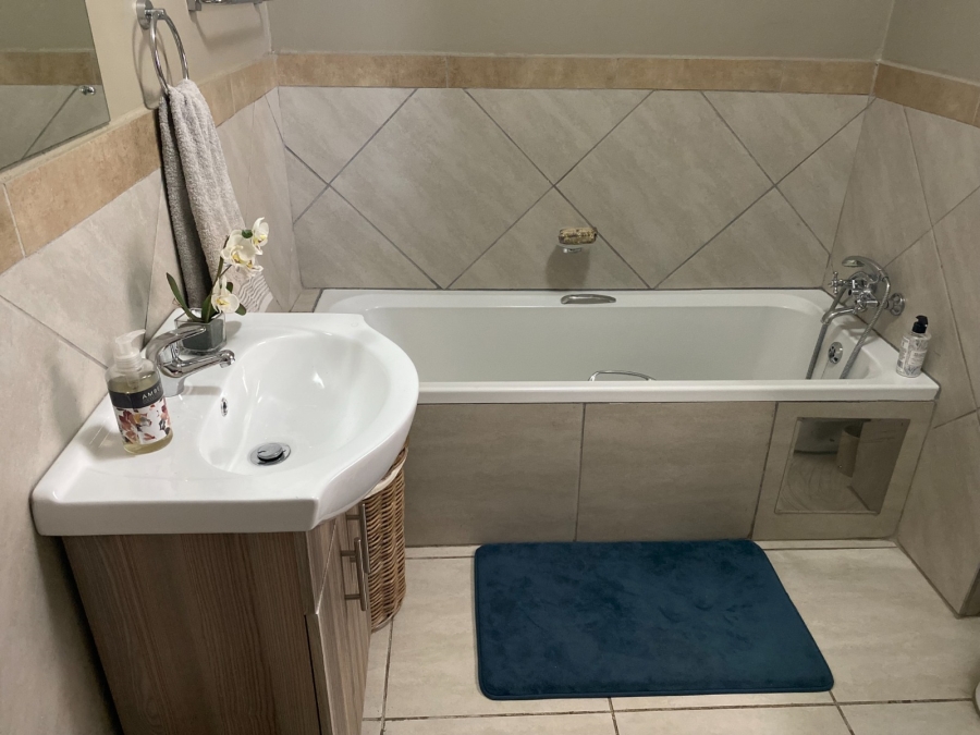 2 Bedroom Property for Sale in Glen Austin Gauteng