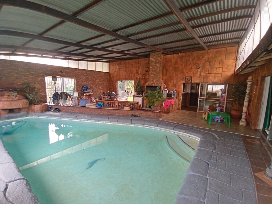 6 Bedroom Property for Sale in Tileba Gauteng