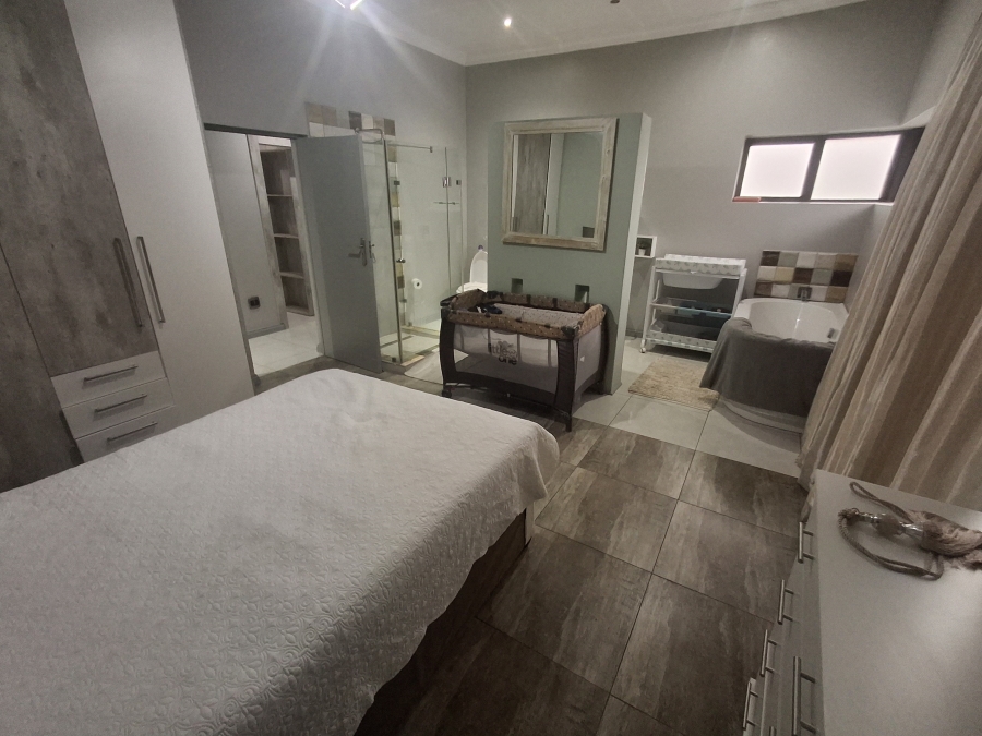 4 Bedroom Property for Sale in Aquavista Mountain Estate Gauteng