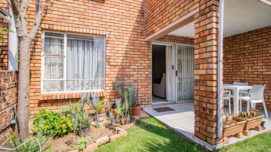 To Let 2 Bedroom Property for Rent in Liefde en Vrede Gauteng