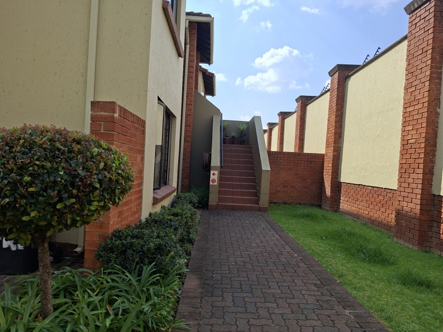 To Let 2 Bedroom Property for Rent in Douglasdale Gauteng