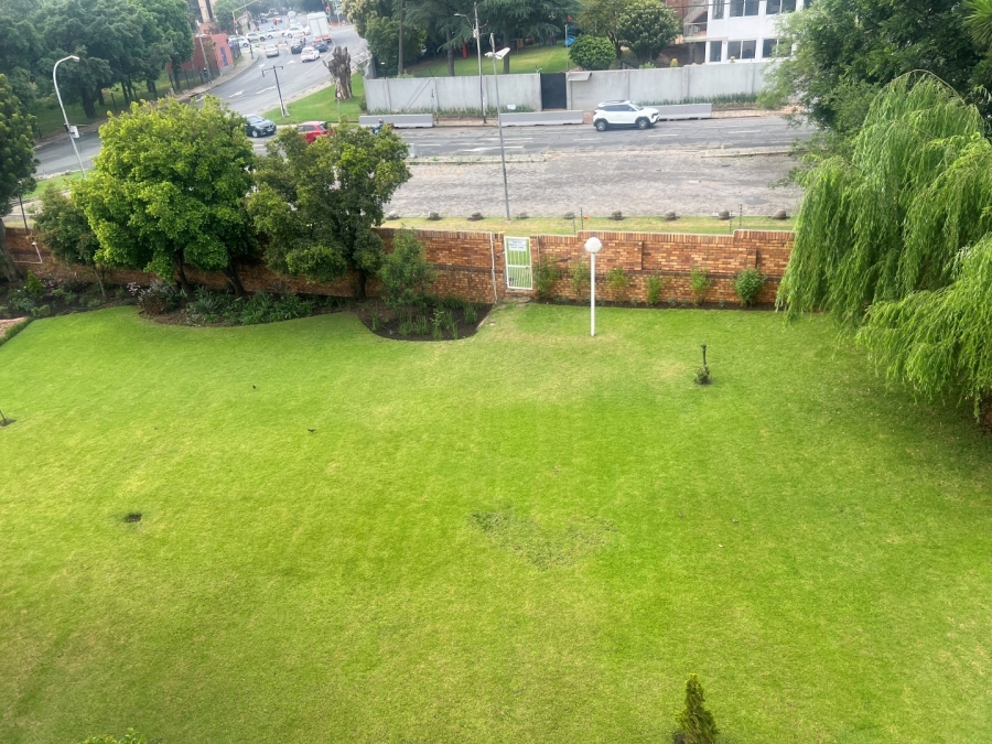 To Let 1 Bedroom Property for Rent in Waverley Gauteng