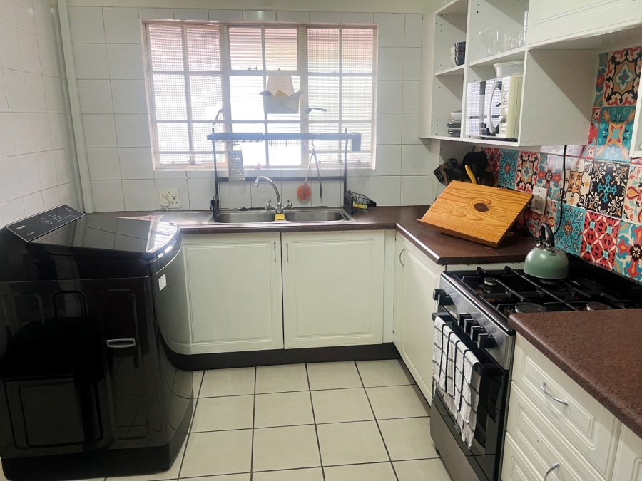 To Let 1 Bedroom Property for Rent in Waverley Gauteng
