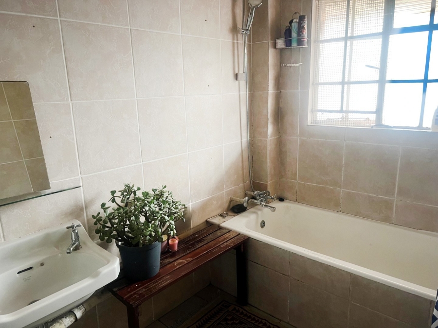 To Let 1 Bedroom Property for Rent in Waverley Gauteng