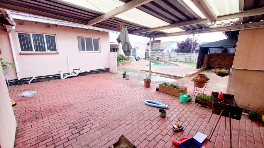 3 Bedroom Property for Sale in Helikonpark Gauteng