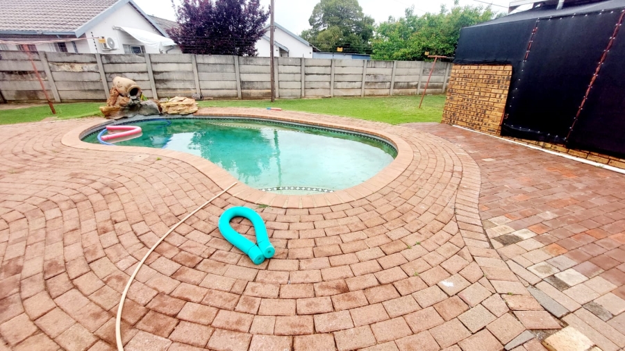 3 Bedroom Property for Sale in Helikonpark Gauteng
