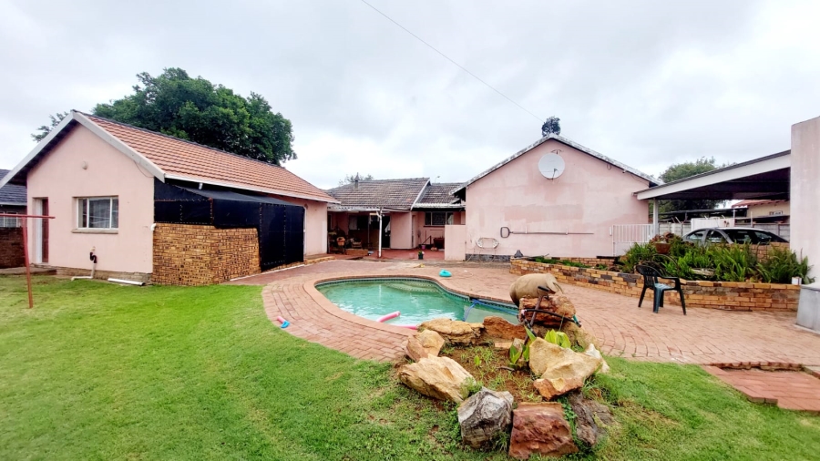 3 Bedroom Property for Sale in Helikonpark Gauteng