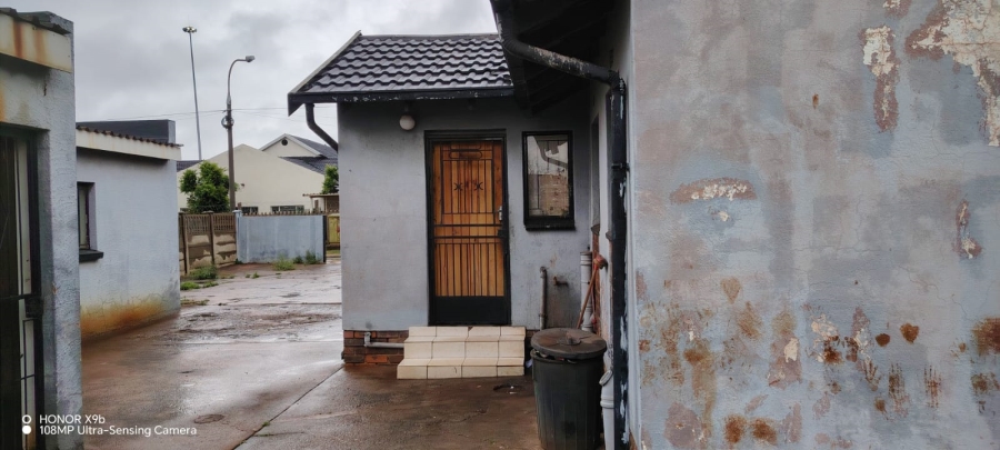 2 Bedroom Property for Sale in Toekomsrus Gauteng