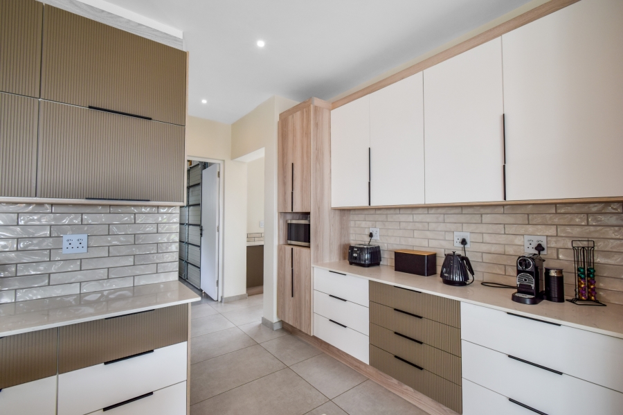 5 Bedroom Property for Sale in Midstream Heights Gauteng