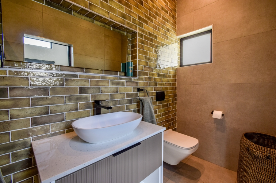5 Bedroom Property for Sale in Midstream Heights Gauteng