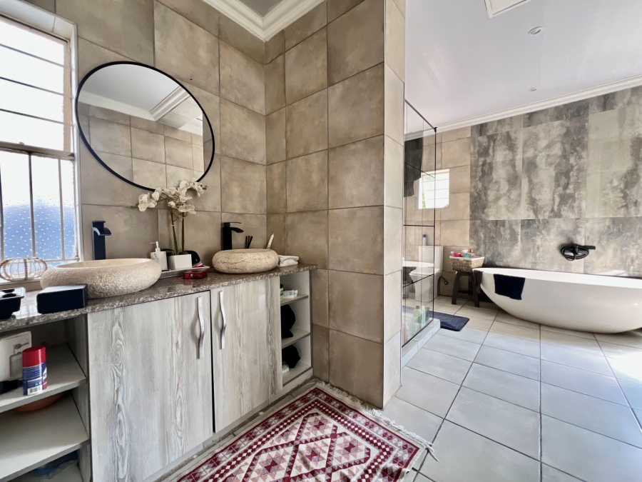 4 Bedroom Property for Sale in Waterkloof Ridge Gauteng
