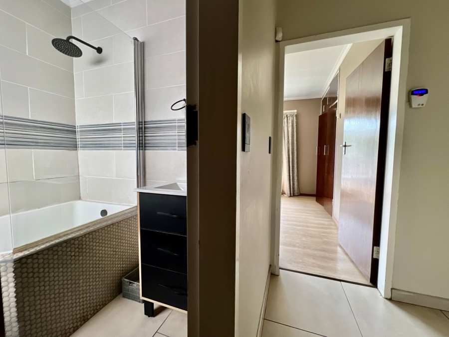 4 Bedroom Property for Sale in Waterkloof Ridge Gauteng
