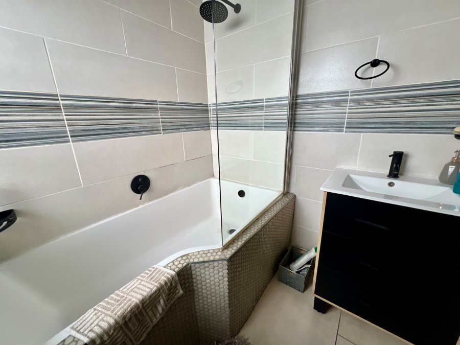 4 Bedroom Property for Sale in Waterkloof Ridge Gauteng