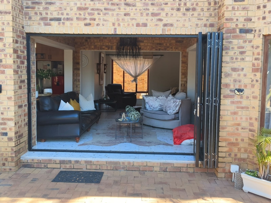 To Let 4 Bedroom Property for Rent in Silver Lakes Gauteng