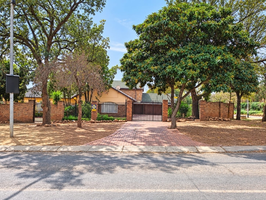12 Bedroom Property for Sale in Eldoraigne Gauteng