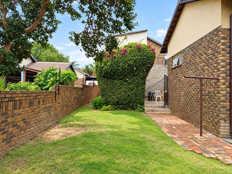 12 Bedroom Property for Sale in Eldoraigne Gauteng
