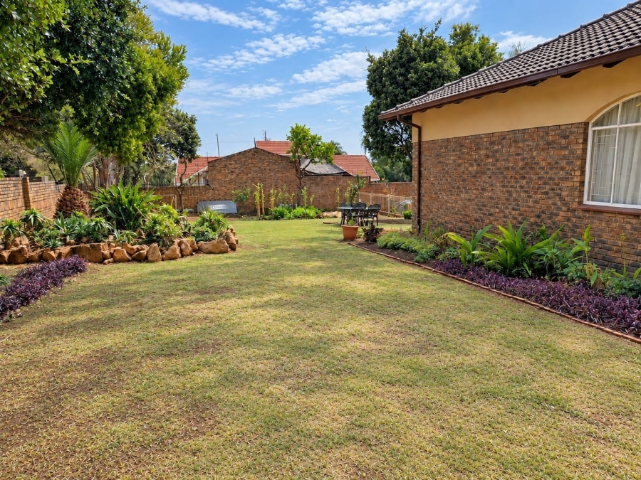 12 Bedroom Property for Sale in Eldoraigne Gauteng