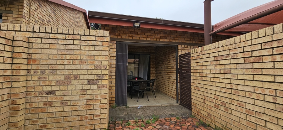 2 Bedroom Property for Sale in Three Rivers Proper Gauteng