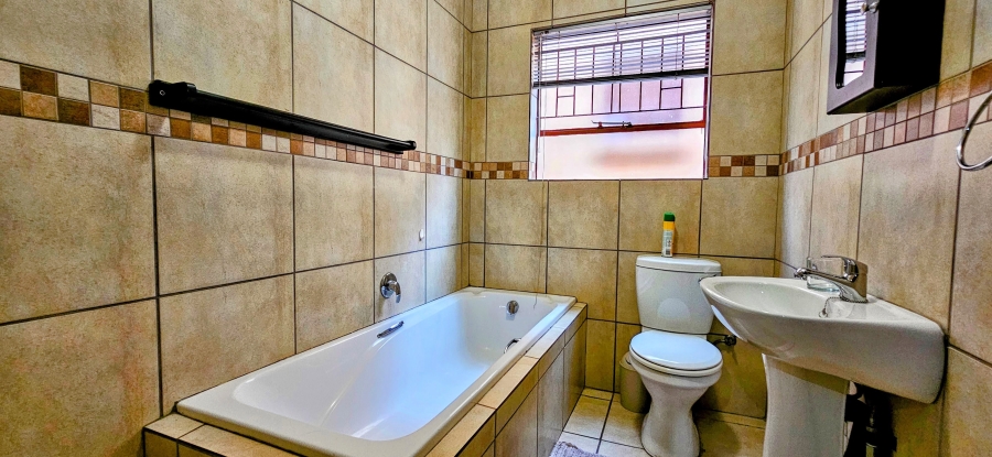 2 Bedroom Property for Sale in Three Rivers Proper Gauteng