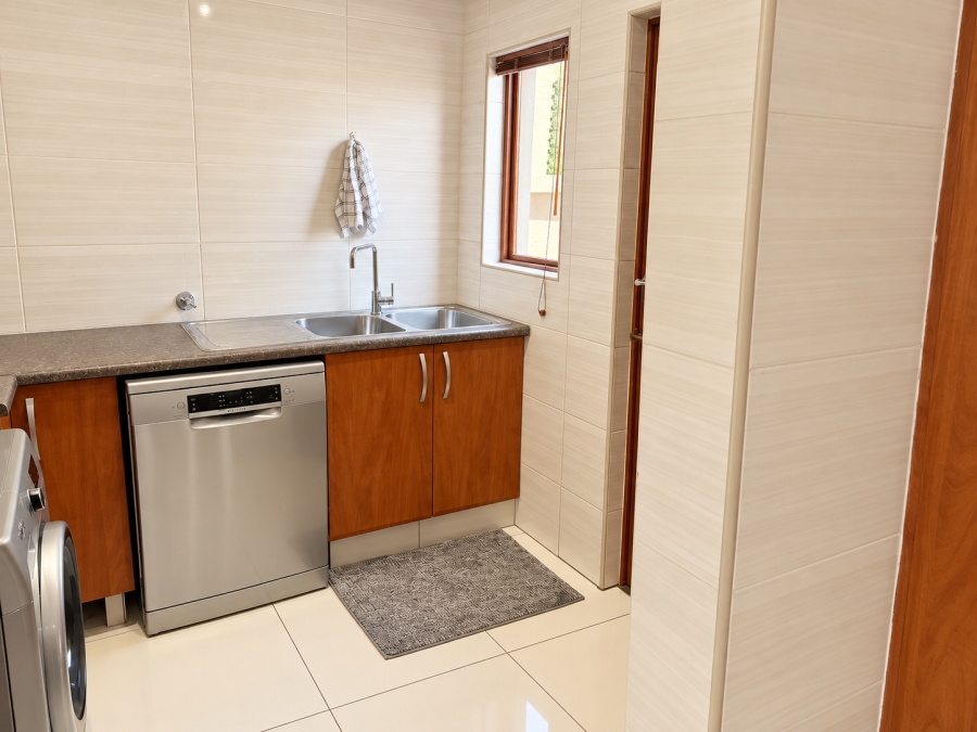 To Let 4 Bedroom Property for Rent in Sonneveld Gauteng