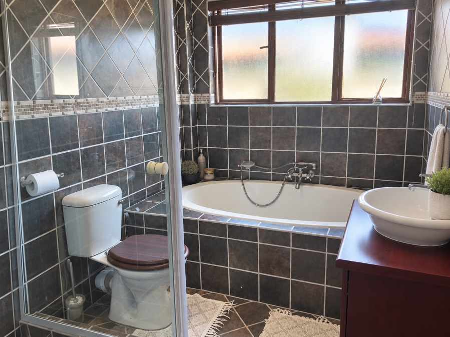 To Let 4 Bedroom Property for Rent in Sonneveld Gauteng