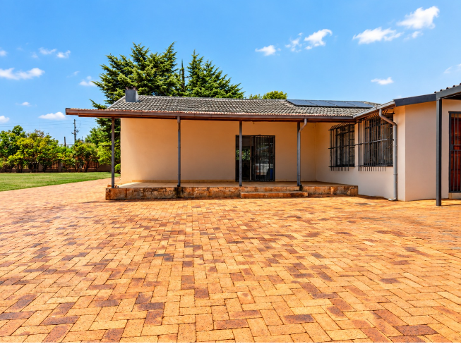 6 Bedroom Property for Sale in Raslouw Gauteng