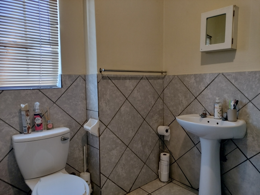 2 Bedroom Property for Sale in Erand Gardens Gauteng
