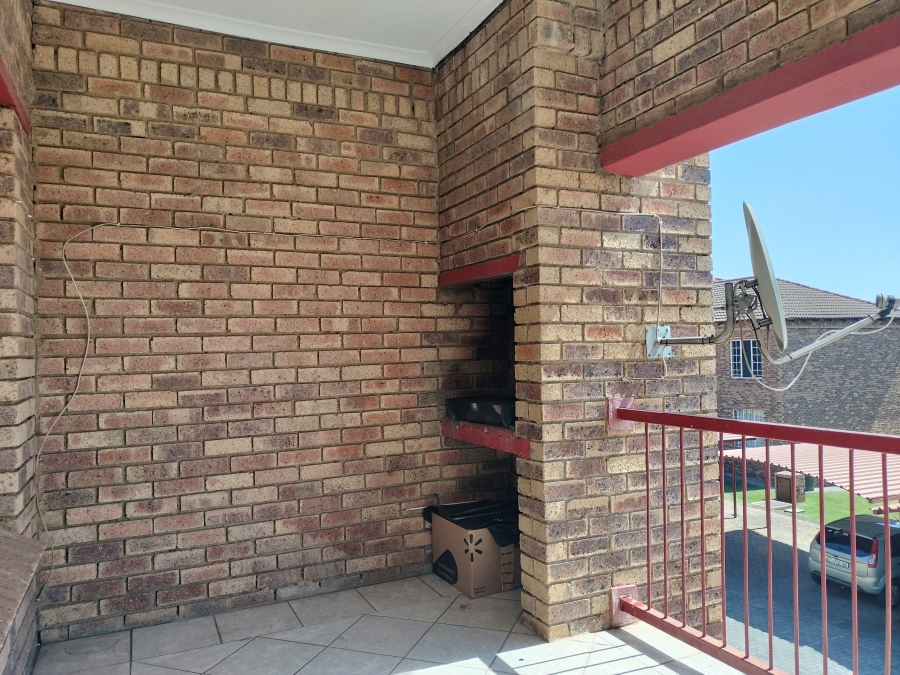 2 Bedroom Property for Sale in Erand Gardens Gauteng