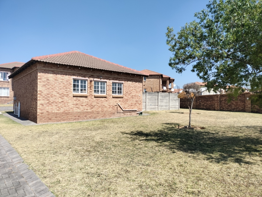 2 Bedroom Property for Sale in Erand Gardens Gauteng